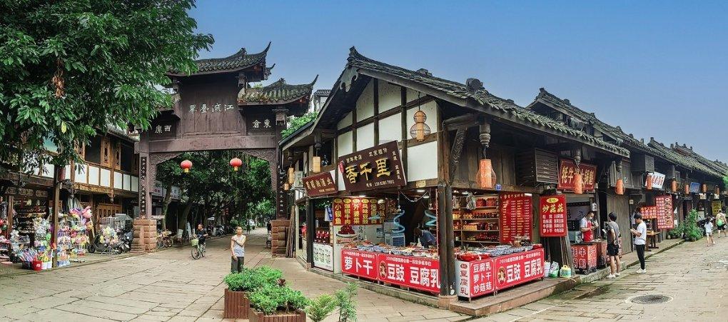 老师监考时用粉笔给同学做了个雕像,当事人:还需认真监考,请教师们不要模仿